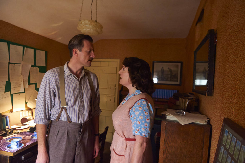 ITV STUDIOS PRESENTS HOME FIRES EPISODE 1 Pictured : CLAIRE RUSHBROOK as Pat Simms and MARK BAZELEY as Bob Simms. Photographer: STUART WOOD This image is the copyright of ITV and must be credited. The images are for one use only and to be used in relation to Home Firs, any further charge could incur a fee.